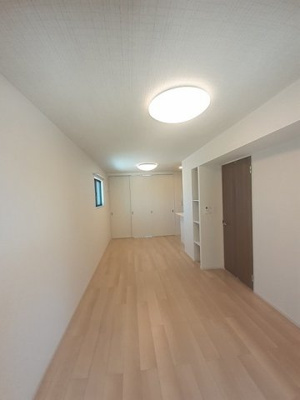 【居間・リビング】 | ヴァンヴェール西浜ＲＳ | こちらの居間で趣味の時間をお楽しみください