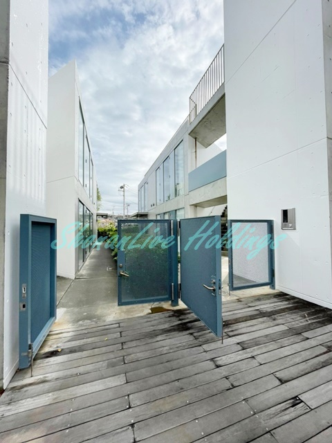 鎌倉市七里ガ浜１丁目の賃貸マンションのエントランス