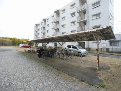 【その他共用部分】 | ビレッジハウス奈良部2号棟 | 屋根付きの駐輪場があります！