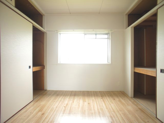 【洋室】 | ビレッジハウス奈良部2号棟 | 収納が多くある洋室です。