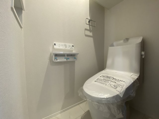 板橋区赤塚3丁目 全2棟 B号棟のトイレ|トイレは1階・2階にございます
温水洗浄暖房便座機能付(B号棟)