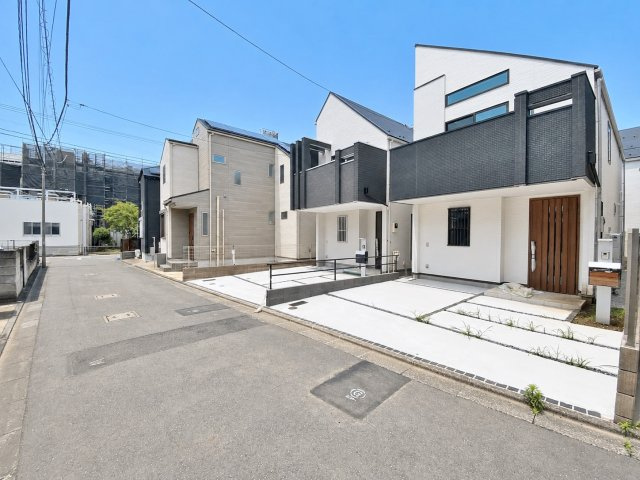 板橋区赤塚3丁目 全2棟 B号棟の前面道路含む現地写真|前面道路は車の往来が少なく穏やかな住環境
小さなお子様がいるご家庭も安心の立地です