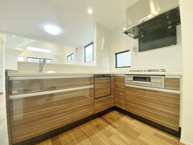 板橋区赤塚3丁目 全2棟 B号棟のキッチン|調理スペースが広くお料理しやすい仕様になっています
使い勝手の良いL字型♪♪(B号棟)
