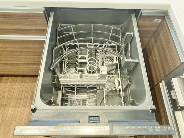 板橋区赤塚3丁目 全2棟 B号棟のキッチン|【食器洗乾燥機】
食後の片づけに便利な食器洗乾燥機が標準装備です 時間が有効活用でき、節水にもなります(B号棟)