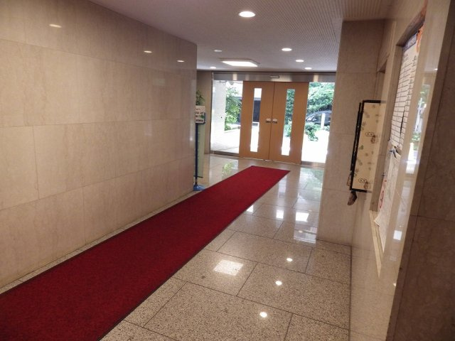 朝日白山マンションのエントランス