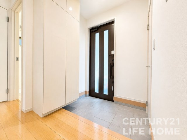 【玄関】 | グリーンライン「高田」中古戸建 | 明るい玄関です
