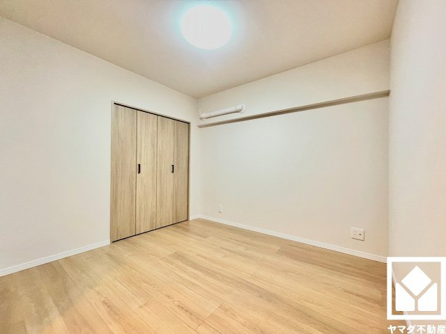 ローズハイツ夙川の子供部屋|約5.7帖の洋室です。お子様のお部屋などにも丁度良い広さです。独立したお部屋なのでプライベートな時間をゆったり過ごせそうです。