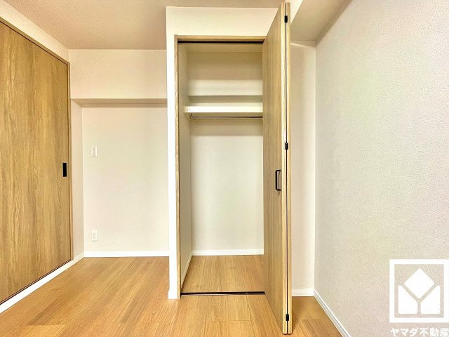 ローズハイツ夙川の収納|新たに家具を買わなくても良いので、ハンガーパイプ付きのクローゼットは嬉しいですね。