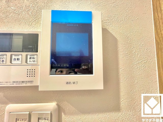ローズハイツ夙川の防犯設備|突然の来訪時にも防犯面で心強いモニター付きインターホンを設置。お留守番中のお子様も、室内からスムーズに相手の確認ができます。