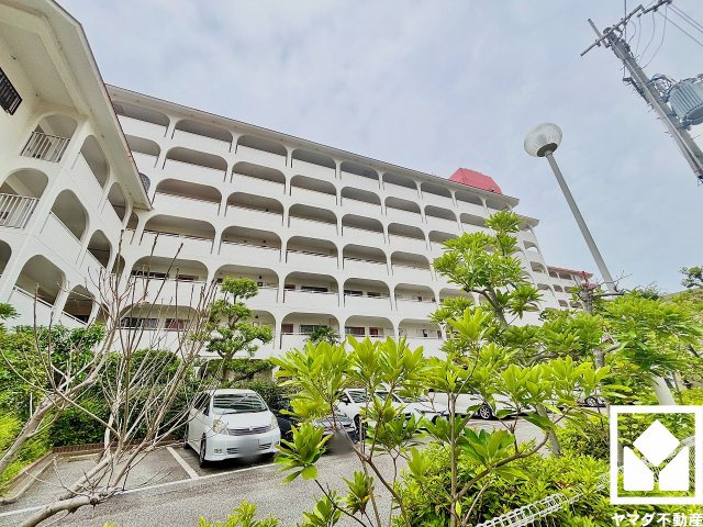 ローズハイツ夙川の外観|敷地内は木々が多く植えられていて、四季の移り変わりが感じられる緑豊かな景観です。落ち着いた雰囲気の中でゆとりある毎日をお過ごしいただけます。