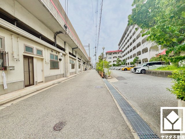 ローズハイツ夙川のその他|阪急神戸線沿いに位置し、高架下には複数の商店街が広がる利便性の高い住環境です（写真はマンションに面した商店街の裏側になります）。専門店や飲食店が多数あり、日々のお買い物やお食事がスムーズになります。