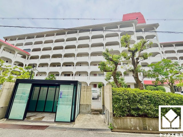 ローズハイツ夙川の外観|衛生面への配慮もうかがえる、心地よく利用できるごみ置き場です。