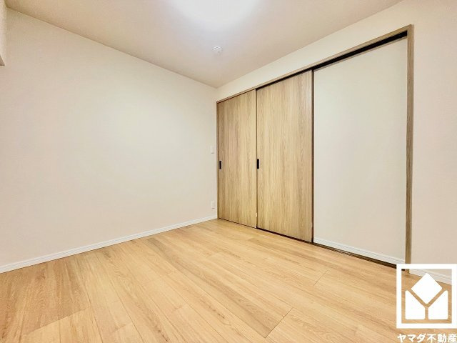 ローズハイツ夙川の子供部屋|約5.7帖の洋室です。リビングに隣接する引き戸のお部屋で、一体利用も可能です。