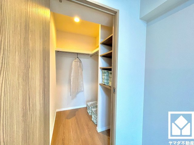 ローズハイツ夙川の収納|収納力豊富なウォークインクローゼット付き。お洋服はもちろん、スーツケースなどの大物もしっかり収納できます。