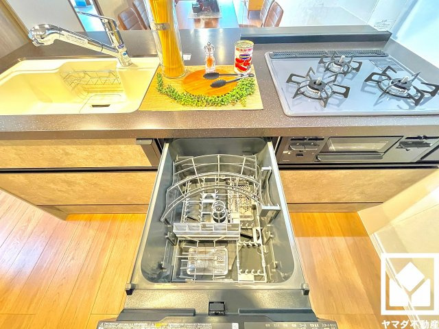 ローズハイツ夙川のその他|家族のごはん作りがはかどる、同時調理が可能な3口コンロ付きキッチン。毎日の家事の負担を軽減でき、節水効果が期待できる食器洗乾燥機もございます。