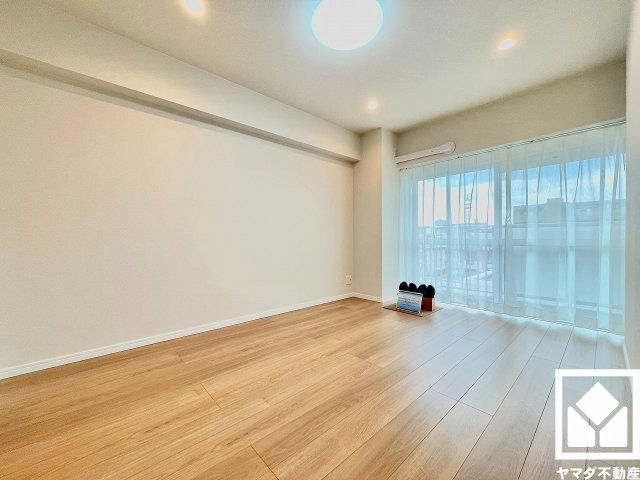 ローズハイツ夙川の寝室|約6.8帖の洋室です。バルコニーにつながるお部屋で、通風・陽当たり良好。