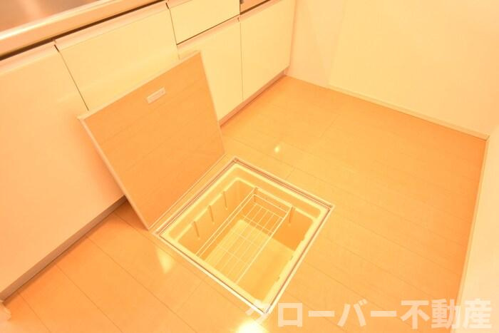 ハピネス B棟のキッチン|床下収納