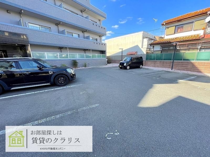Uluru東向日（ウルル）の駐車場