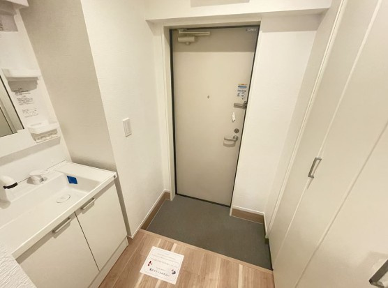 青梅市東青梅３丁目のアパートの玄関