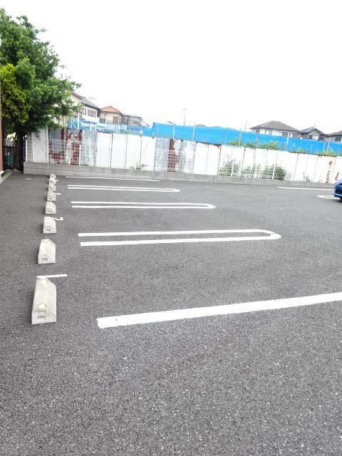 リヴェールの駐車場