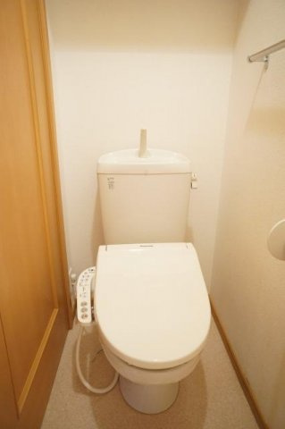 ストロベリーフィールズのトイレ|落ち着いた色調のトイレです