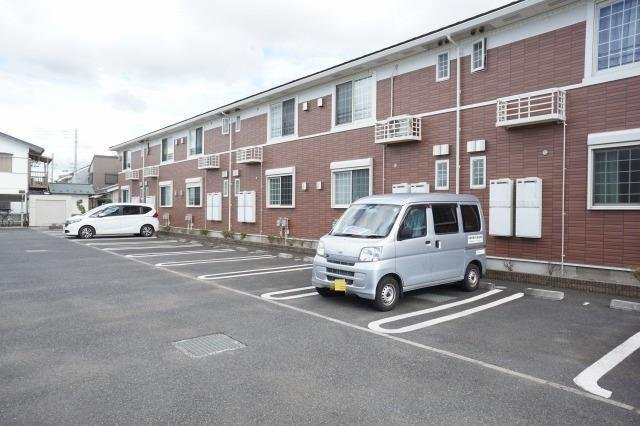 ストロベリーフィールズの駐車場|車をお持ちの方に嬉しい駐車場付きの物件です