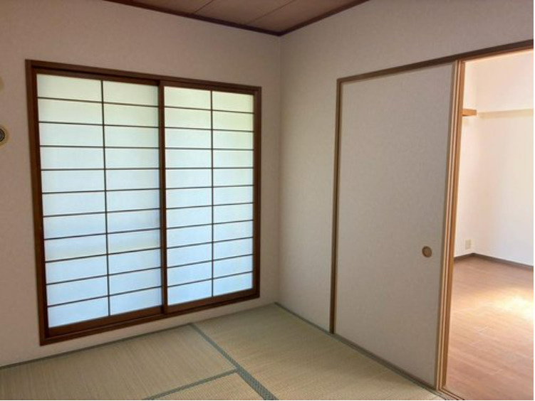 ステイツ苦楽園ガーデンヒルズの和室|約6帖の和室です。陽光がたっぷり差し込む洗練された和の空間。温かみのある畳のスッキリとしたデザインが、暮らしを心地よく彩ります。