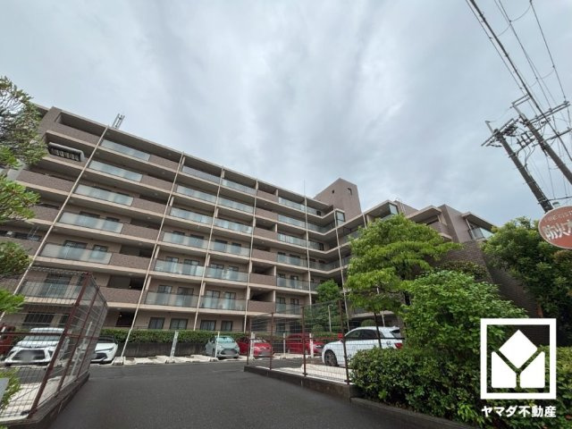 ステイツ苦楽園ガーデンヒルズの駐車場|敷地内に駐車場を設置（月額17000円）。重い荷物や雨の日の移動もスムーズで、快適なカーライフを実現。空き状況等の詳細は弊社スタッフまでお気軽にお問い合わせください。