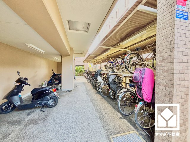 ステイツ苦楽園ガーデンヒルズの駐輪場|サイクルラック付きの駐輪場を設置。スッキリ整理されて、自転車同士が接触・転倒しにくい設計です。バイク置き場もございます。