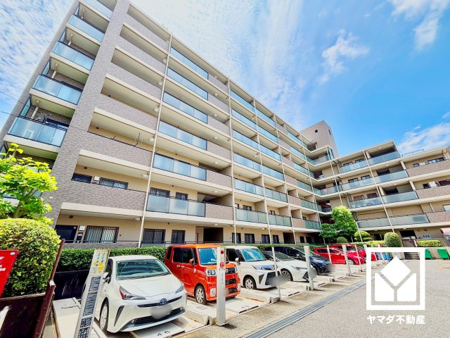 ステイツ苦楽園ガーデンヒルズの外観|すべり台や鉄棒、スプリング遊具などを備えた大社坂の上公園まで徒歩2分（約140m）。見通しの良い園内にはベンチも設置されており、お子様を近い距離で見守ることができるので、子育て世帯の方にもお勧めです。