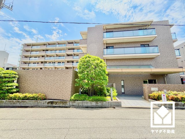 ステイツ苦楽園ガーデンヒルズの外観|京都市から神戸市を結ぶ国道171号線まで約950m。名神高速道路の西宮ICも一般道で約3.4kmと近く、大阪・京都・名古屋方面へのアクセスもスムーズ。休日のお出かけや通勤も快適なカーライフが叶います。