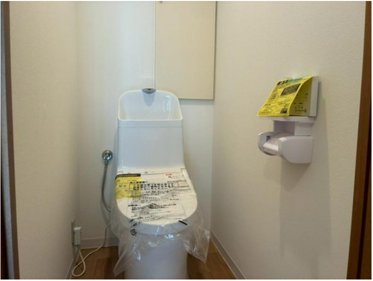 ステイツ苦楽園ガーデンヒルズのトイレ|明るく清潔感溢れるトイレです。温水洗浄便座付きで、季節を問わずいつでも温かい便座をお使いいただけます。トイレットペーパーのストックや消耗品置き場などとしてお使いいただける吊戸棚も設置されています。