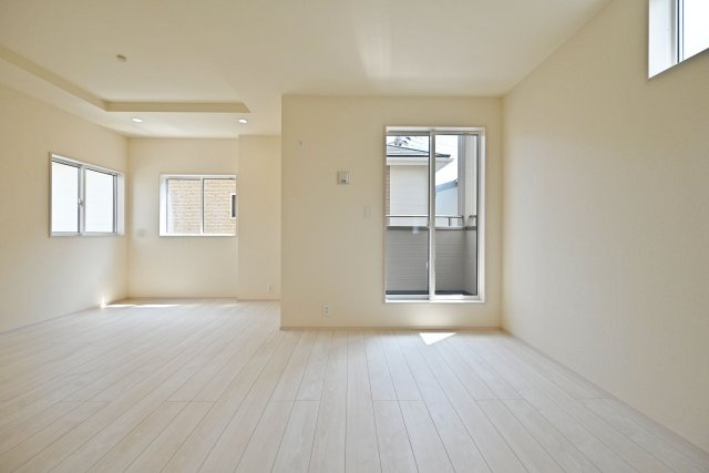 ブルーミングガーデン上田東町新築一戸建て│3LDK+駐車1台可（制限有）の居間・リビング|2階LDKは約16.1帖でゆとりある広さです。 インテリア配置に困らない間取り設計に加え、お子様のいる世帯に必要な部屋数を備えた物件です。