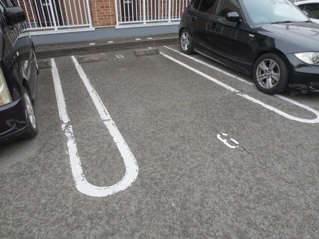プラティークレーブⅢの駐車場