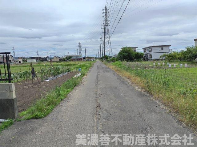 ６７１１４　岐阜市岩地4丁目中古戸建ての前面道路含む現地写真