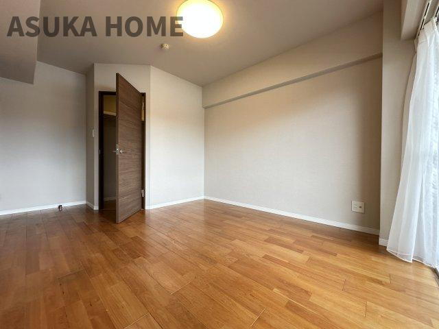 ライオンズマンション横浜常盤台の洋室|広々とした7.0帖の主寝室は居心地も良さそうですね。