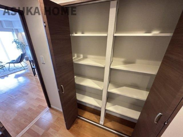 ライオンズマンション横浜常盤台の収納|ストック品の収納に便利な廊下収納です。稼働棚なので背の高い物の収納も◎