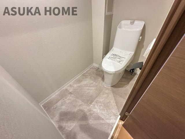 ライオンズマンション横浜常盤台のトイレ|奥行きの有るゆったりしたスペースのトイレ空間です。