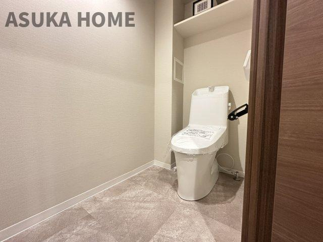 ライオンズマンション横浜常盤台のトイレ|温水洗浄便座のトイレ設備です！トイレ上部にはあると便利な吊戸棚を設置！