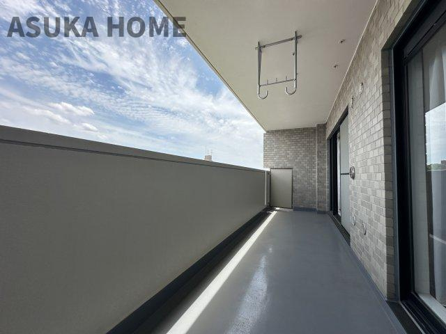 ライオンズマンション横浜常盤台のバルコニー|広くワイドなスペースになっているので、一度にたくさんの洗濯物が干せそうですね。