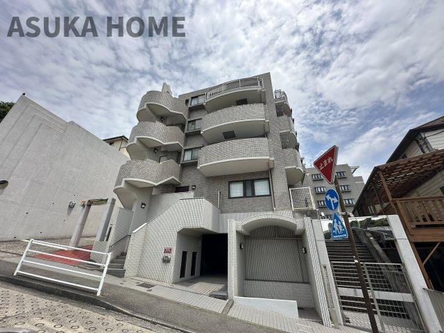 ライオンズマンション横浜常盤台の外観|横浜国大の緑豊かな敷地に面したマンションです。最寄り駅徒歩圏・横浜駅行きのバス停徒歩4分の立地も魅力。