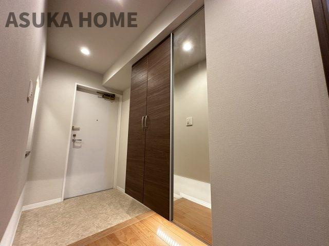 ライオンズマンション横浜常盤台の玄関|マンションには珍しいワイドな玄関です。朝の忙しい時間も玄関で渋滞せずに出発できますね。