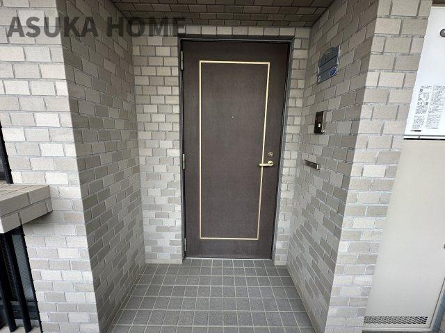 ライオンズマンション横浜常盤台の玄関|アルコープ付きの玄関です。プライベート性が高く扉が廊下に飛び出ないので安全性も◎