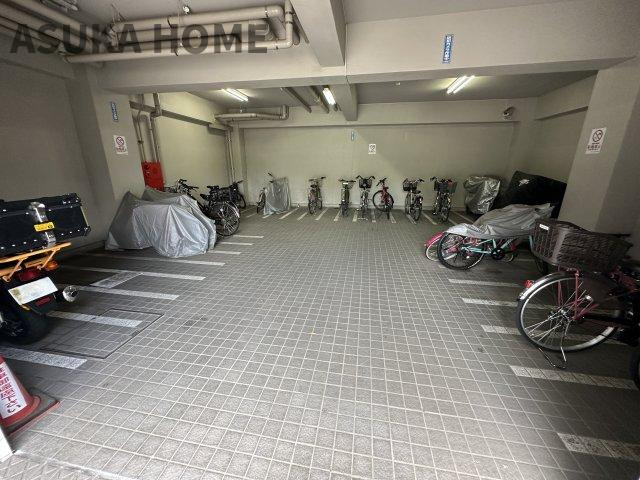 ライオンズマンション横浜常盤台の駐輪場|雨や日差しから大切な自転車を守る室内駐輪場。愛車の劣化を防ぎ、雨の日でも快適に出し入れできます。