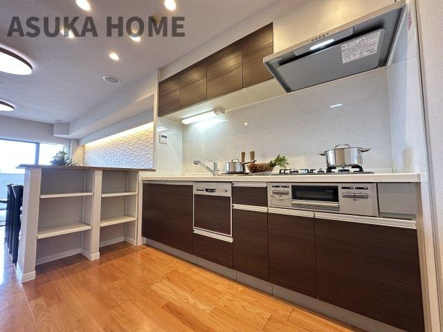 ライオンズマンション横浜常盤台のキッチン|作業スペースを広く出来るカウンターはオープン収納付き良く使う鍋や調理器具の収納に便利！