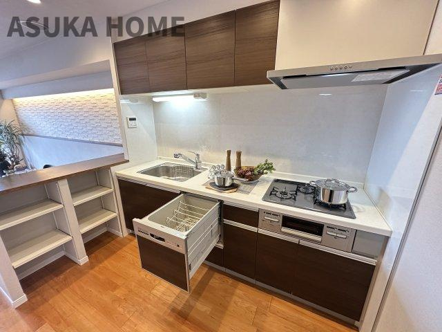 ライオンズマンション横浜常盤台のキッチン|広々とした作業台はお料理の手際が良くなり自分時間も確保できますね。食洗器付きで片付け効率◎