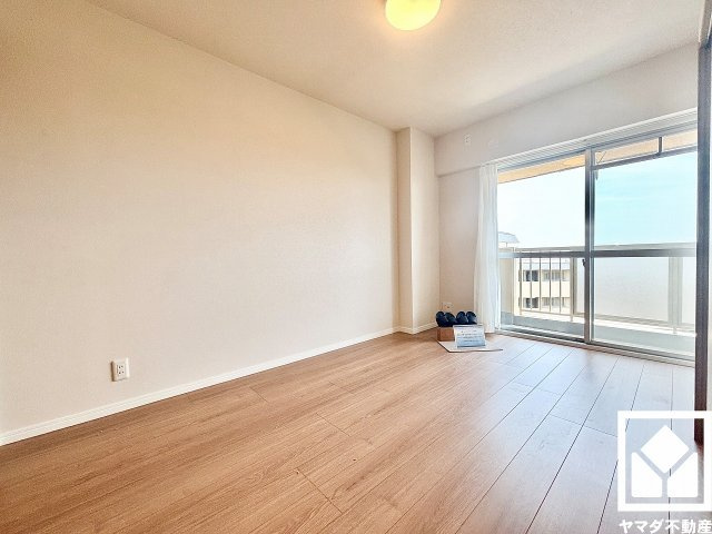 夙川ビューハイツB棟の洋室|約5.8帖の洋室です。バルコニーにつながるお部屋で、通風・陽当たり良好。