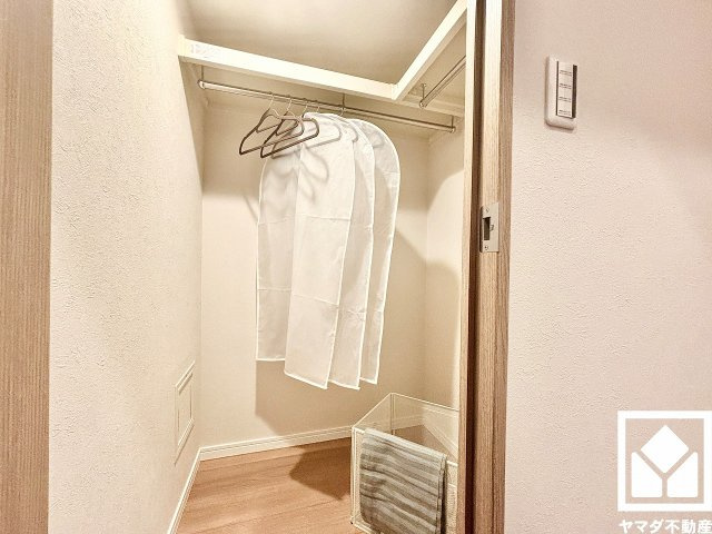 夙川ビューハイツB棟の収納|収納力豊富なファミリークローゼット付き。お洋服はもちろん、スーツケースなどの大物もしっかり収納できます。
