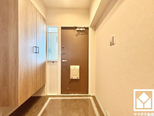 夙川ビューハイツB棟の玄関|袖の採光窓から光が差し込み、外出時にも帰宅時にも、明るい気持ちになれる玄関です。床は大理石調になっており、住まいの第一印象を上品に彩ります。