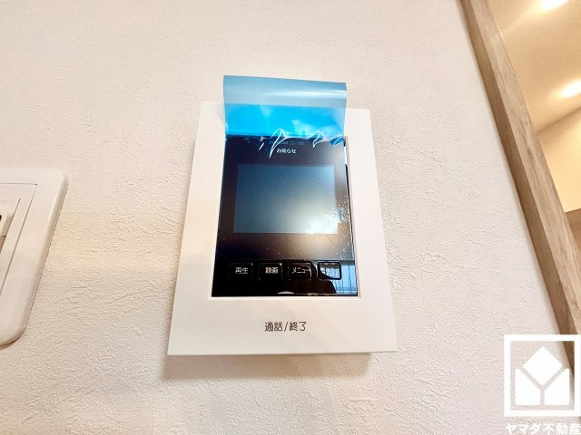 夙川ビューハイツB棟の防犯設備|突然の来訪時にも防犯面で心強いモニター付きインターホンを設置。お留守番中のお子様も、室内からスムーズに相手の確認ができます。